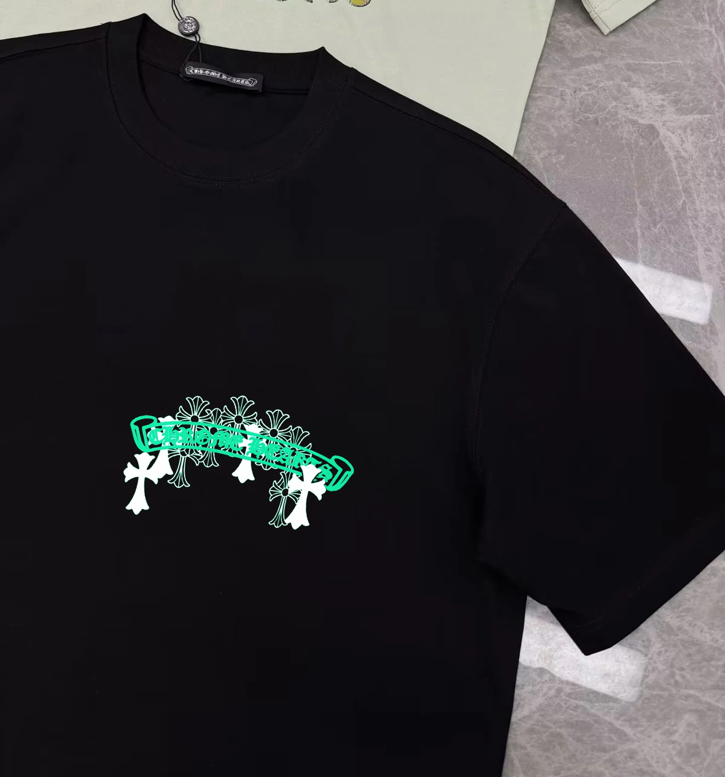 🅿️190 Kroxin 2025 new Sanskrit couple style short-sleeved T-shirt 🔥High version🔥 Original fabric Digital direct printing technology Same style as Internet celebrity High version High quality😘😘 The fabric is made of 250g Solona cotton fabric. It feels super comfortable, fashionable and personalized. A super versatile and good-looking T-shirt. Very suitable for both men and women. A must-have for everyone. Color: black, white Size: S-xxl